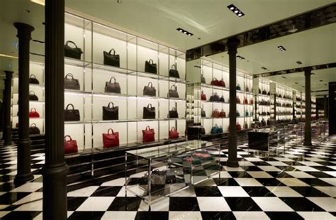 Prada inaugura su flagship en el Paseo : Passeig de Gràcia.